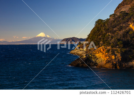 [靜岡縣_伊豆_雲見海岸]夕陽映照下的富士山和駿河灣的壯麗景色 112426701