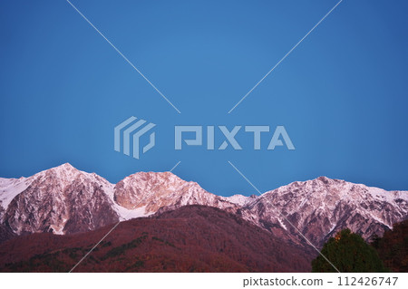 秋天,從白馬岩岳避暑山莊露營地眺望烏城立山山脈的黎明 秋天,從白馬岩岳避暑山莊露營地眺望烏城立山山脈的黎明 112426747