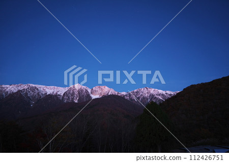 秋天，從白馬岩岳避暑山莊露營地眺望烏城立山山脈的黎明 112426751