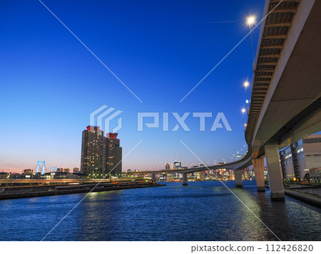 (東京)首都高速11號台場線黃昏夜景 (東京)首都高速11號台場線黃昏夜景 112426820