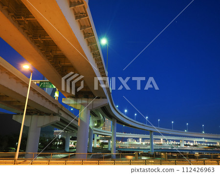 (Tokyo) Twilight evening view of the Metropolitan Expressway from Nozomi Bridge 112426963