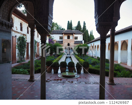 西班牙格拉納達的夏天 112426987