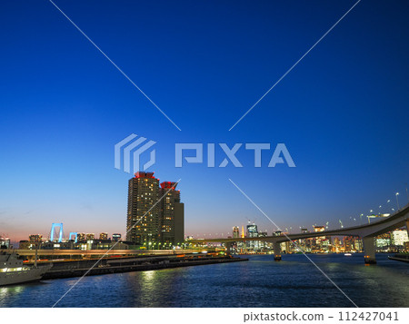 (Tokyo) Metropolitan Expressway Rainbow Bridge seen from Nozomi Bridge 112427041