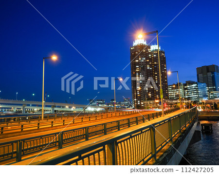 (Tokyo) Twilight sunset view from Nozomi Bridge on Odaiba Seaside Park Station side 112427205