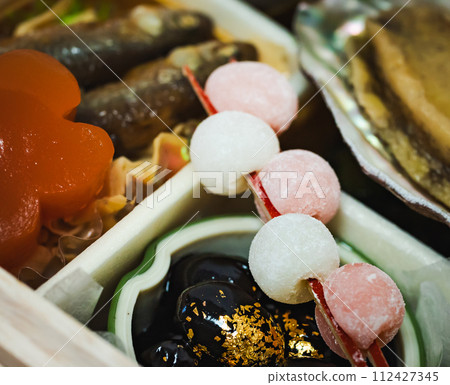 The red and white mochi flowers served on seasonal dishes are cute. 112427345