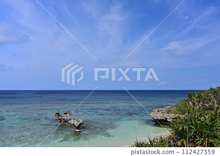 Heart rock on the beach 112427359