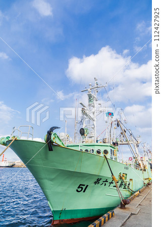 停泊在青森郡八戶漁港的漁船 112427925