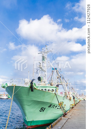 停泊在青森郡八戶漁港的漁船 112427926