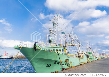 停泊在青森郡八戶漁港的漁船 112427927