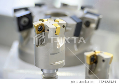 Close up scene the coating indexable milling tool and the arbor. Close up scene the coating indexable milling tool and the arbor. 112428384