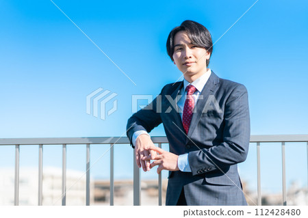 穿著西裝的年輕人的肖像 穿著西裝的年輕人的肖像 112428480