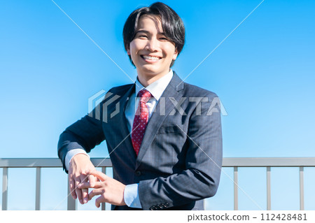 穿著西裝的年輕人的肖像 穿著西裝的年輕人的肖像 112428481