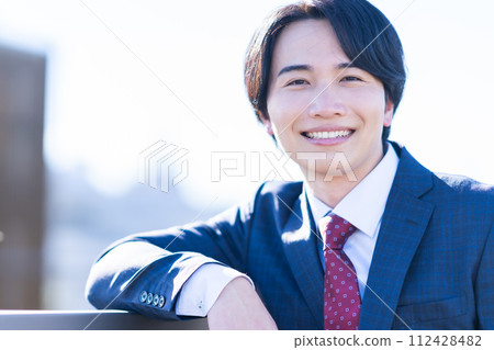 穿著西裝的年輕人的肖像 穿著西裝的年輕人的肖像 112428482