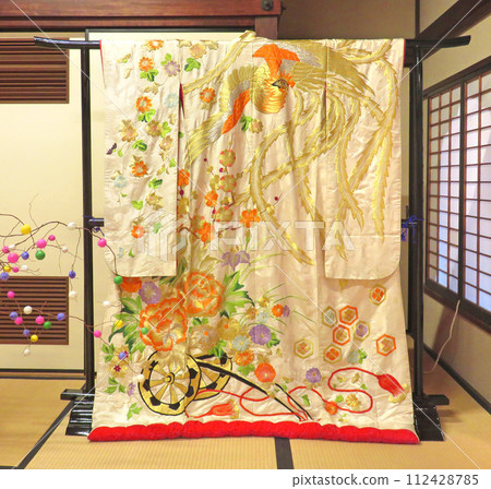 colored kimono 112428785