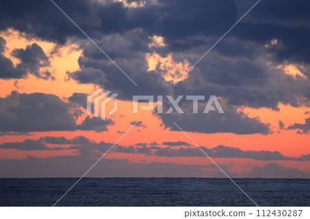 黃昏時分色彩繽紛的海岸風光 黃昏時分色彩繽紛的海岸風光 112430287