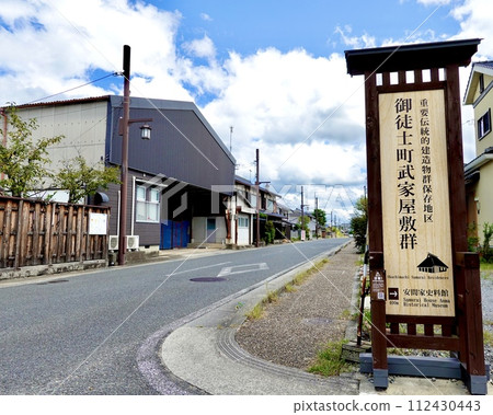 Scenery with the Okachimachi Samurai House District signboard, Tamba Sasayama City, Hyogo Prefecture Scenery with the Okachimachi Samurai House District signboard, Tamba Sasayama City, Hyogo Prefecture 112430443