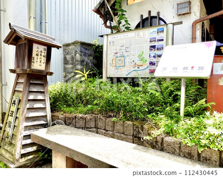 兵庫縣丹波筱山市城下町旅遊地圖上的招牌和長凳的風景 兵庫縣丹波筱山市城下町旅遊地圖上的招牌和長凳的風景 112430445