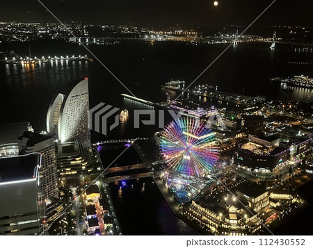 秋季滿月與橫濱夜景 112430552