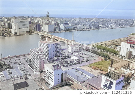 從彩虹塔看到的約36年前[1988年左右]的新潟市風景（彩色單色照片） 112431336