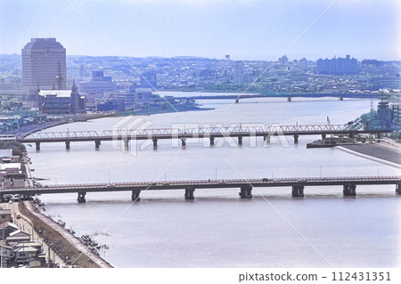 大約36年前[1988年左右]從彩虹塔看到的新潟縣政府和信濃川的風景（彩色單色照片） 112431351