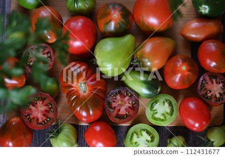 Fresh sliced tomatoes on black background, copy space 112431677