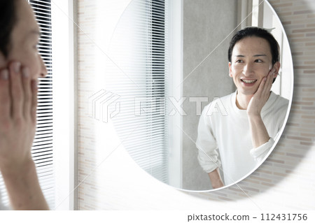 做護膚的年輕人 112431756