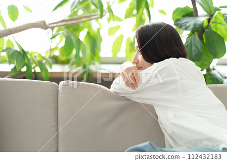 放鬆在沙發的婦女 放鬆在沙發的婦女 112432183