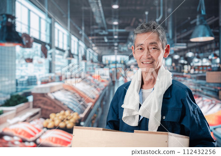 在市場工作的老人 112432256
