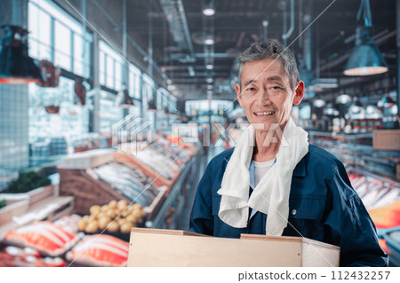 在市場工作的老人 112432257