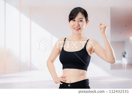 一位年輕女子在經歷節食的影響後很高興 一位年輕女子在經歷節食的影響後很高興 112432531