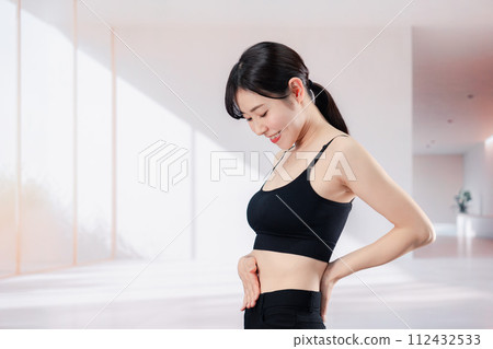 A young woman is happy after experiencing the effects of dieting 112432533