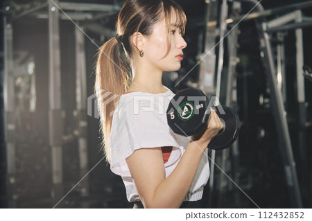 婦女在健身房訓練 婦女在健身房訓練 112432852