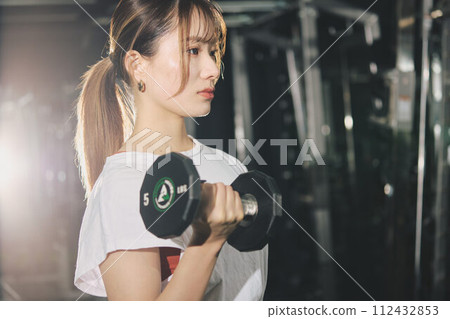婦女在健身房訓練 婦女在健身房訓練 112432853