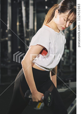 Women training at the gym 112432863