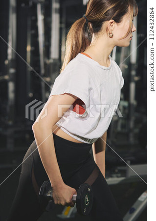 Women training at the gym 112432864