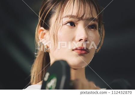 婦女在健身房訓練 112432870