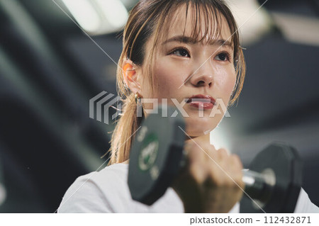 婦女在健身房訓練 112432871