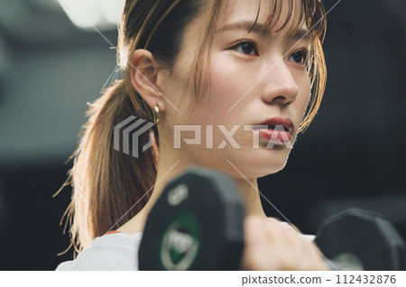 婦女在健身房訓練 婦女在健身房訓練 112432876