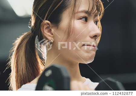 婦女在健身房訓練 112432877