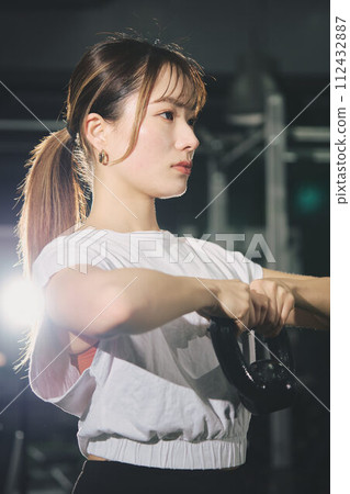 婦女在健身房訓練 112432887
