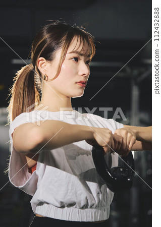 婦女在健身房訓練 112432888