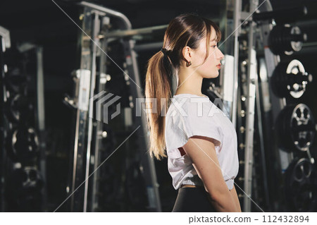 婦女在健身房訓練 112432894
