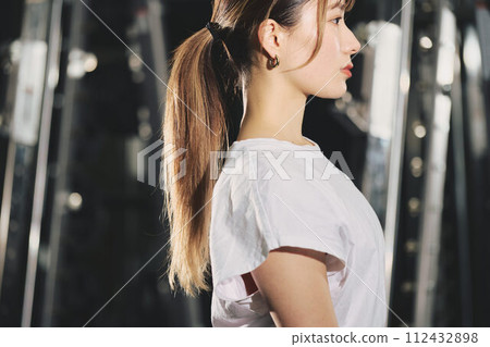 婦女在健身房訓練 112432898