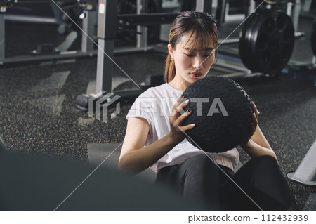婦女在健身房訓練 112432939