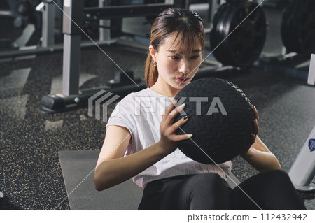 Women training at the gym 112432942