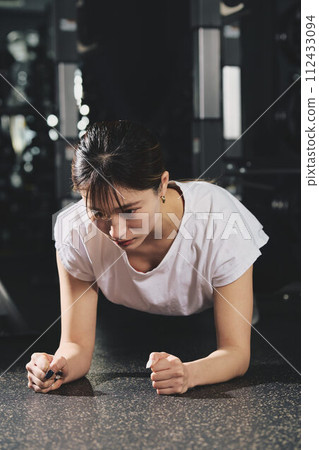 婦女在健身房訓練 112433094