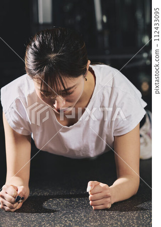 婦女在健身房訓練 婦女在健身房訓練 112433095