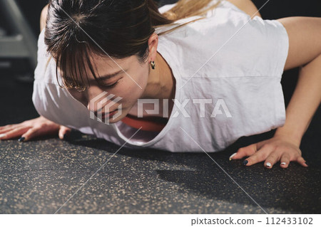 Women training at the gym Women training at the gym 112433102