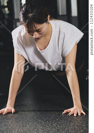 婦女在健身房訓練 112433104