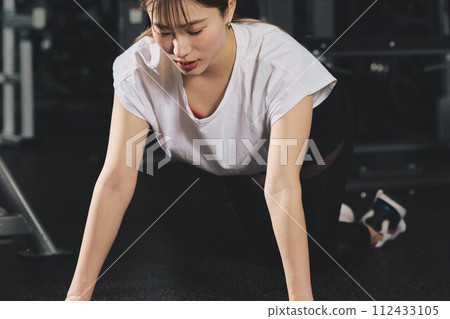 婦女在健身房訓練 婦女在健身房訓練 112433105
